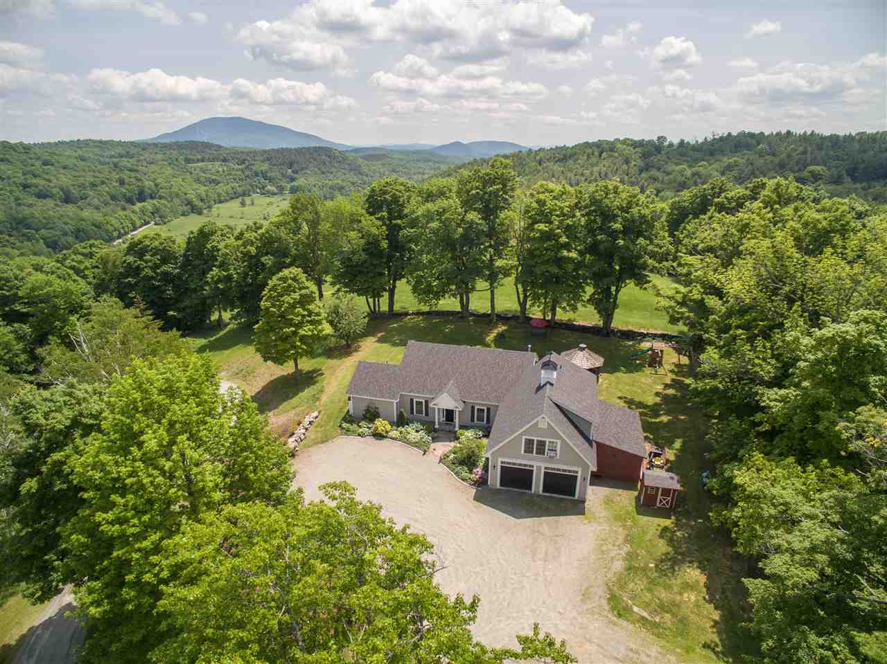 West Windsor VT Home or Farm Acres: 20.02 Beds: 3