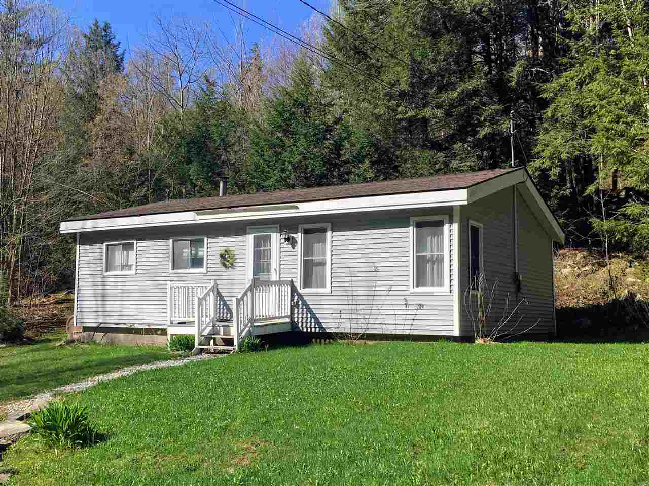 Well kept, 3 bedroom ranch with cabin like...