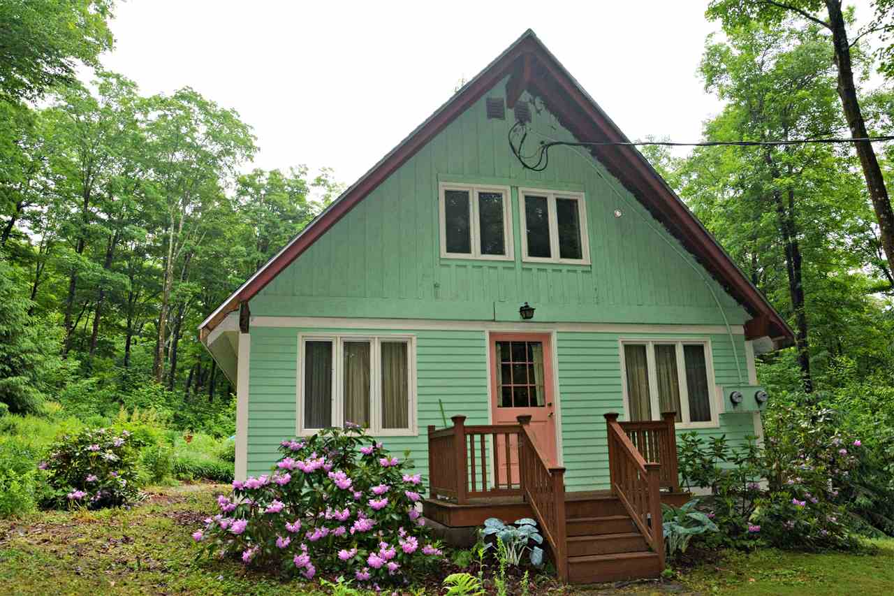 Hidden away from view, this quintessential cozy...