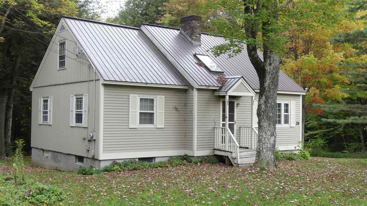 Spacious cape with 4 bedrooms. Two bedrooms and...