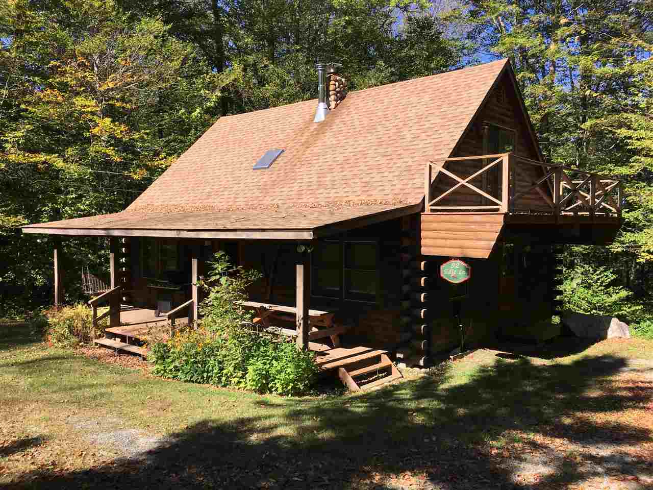 Cozy log cabin located close to Stratton Mountain...