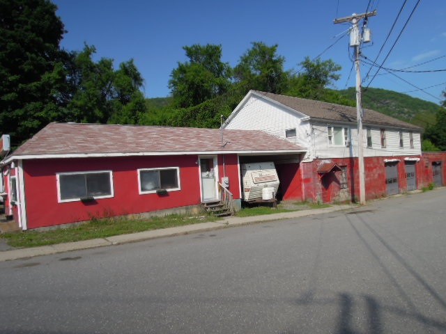RESIDENCE - RESTAURANT - COMMERCIAL STORAGE This...