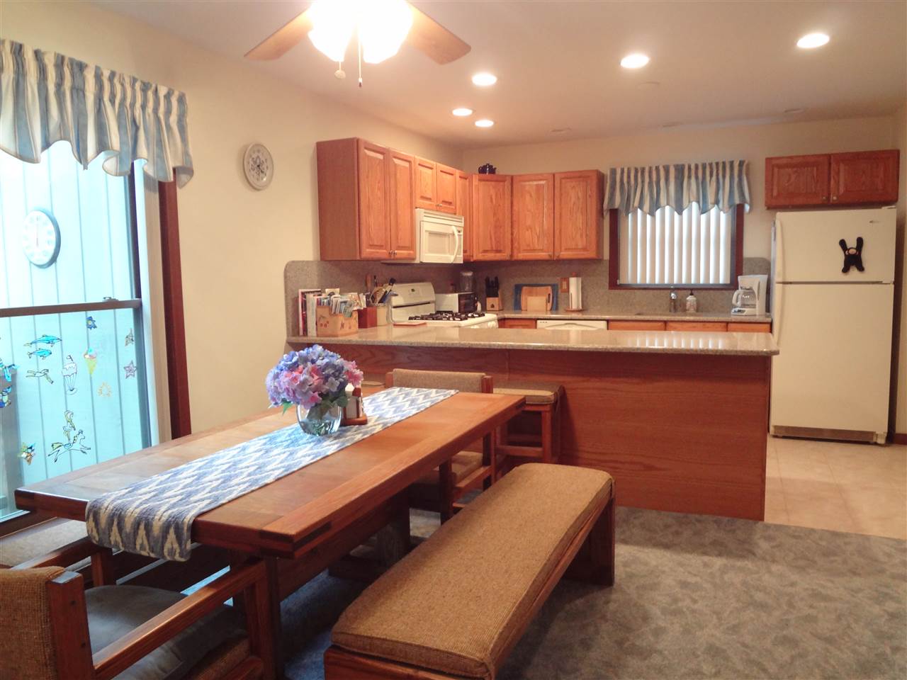 Unique TURNKEY 4 bedrm/4bthrm townhome 1 mile...