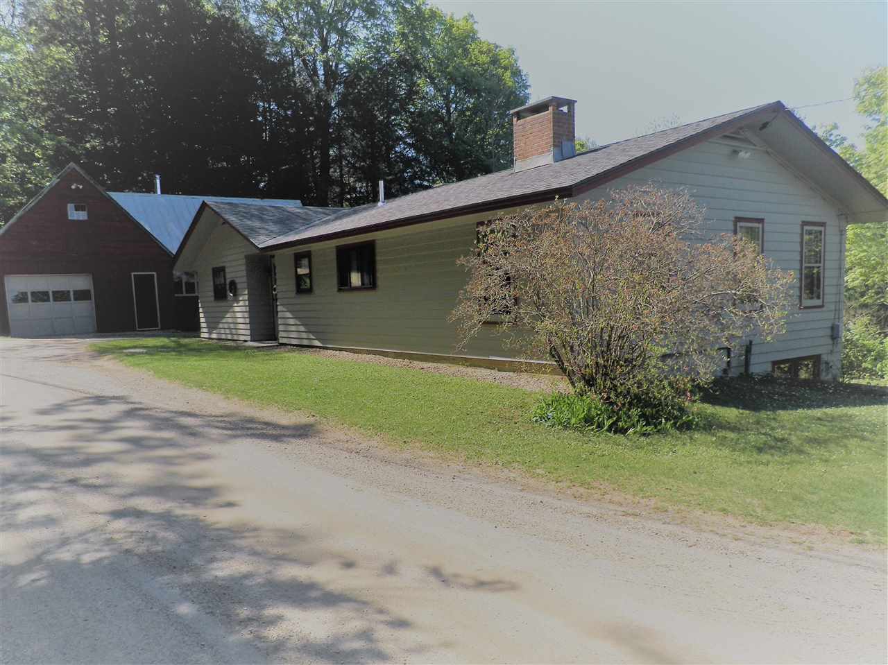 This is a well-maintained cozy Ranch-style family...