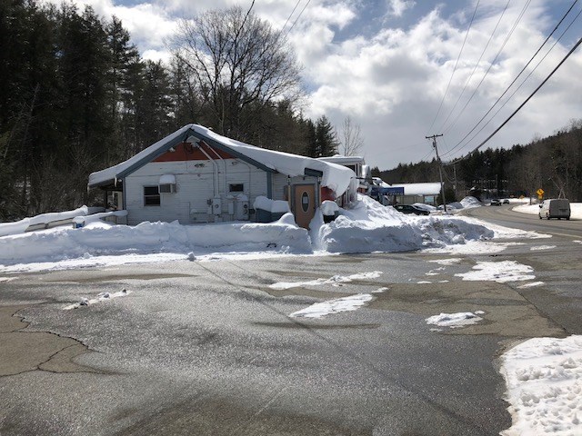 Great commercial location located at the south...