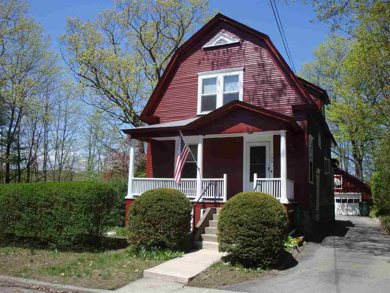 Great in town home that features natural...
