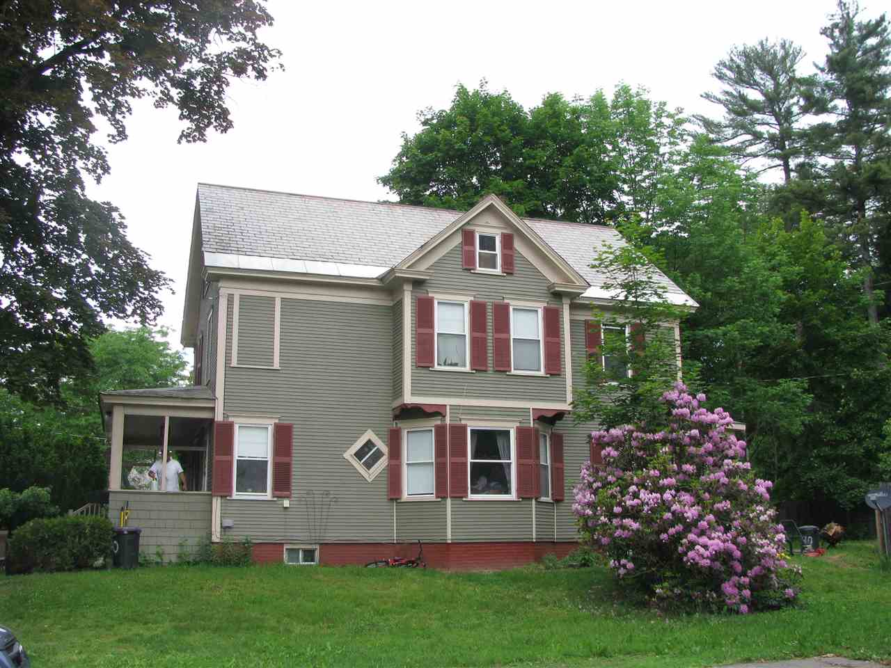This spacious family home offers 10 rooms, 4+...