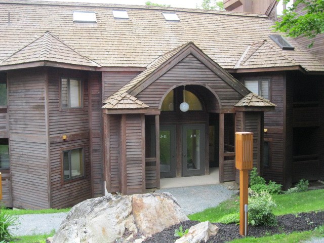 HIGHRIDGE 2-level, 2BR, 2.5BA with a Lock-off...