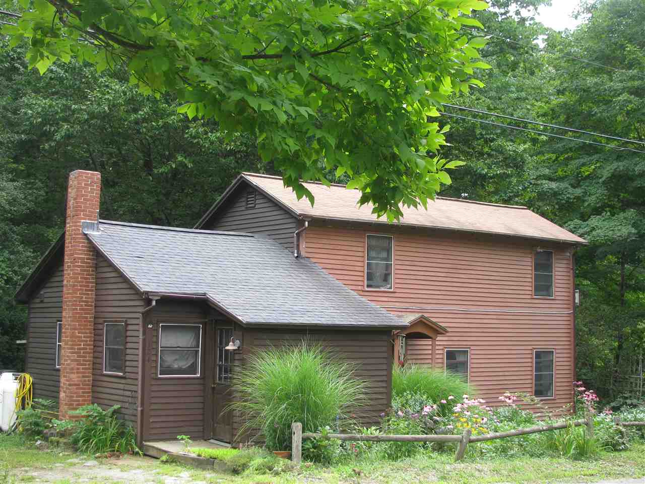Wonderful vacation or starter home! This sweet...