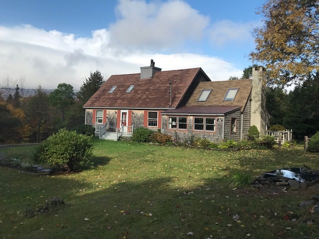 A gorgeous, clean, and well maintained cape right...