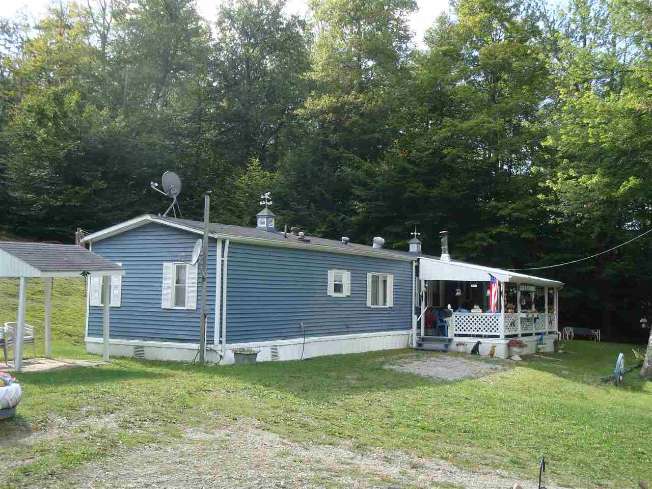 Cute 2 bedroom manufactured home on 10 acres of...