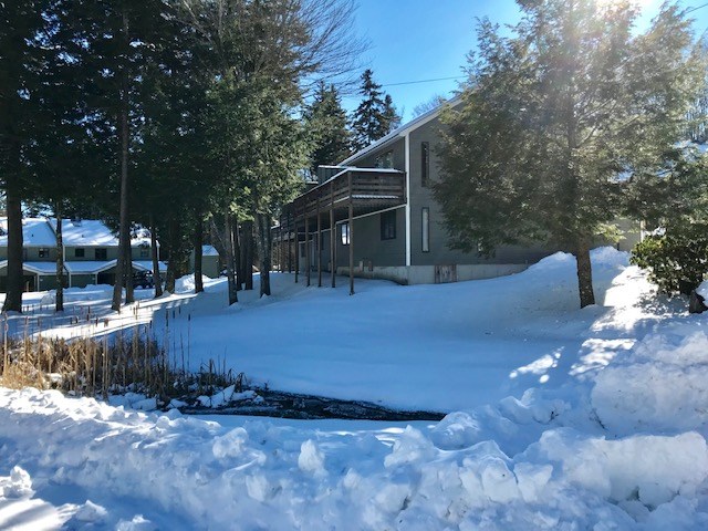 This well maintained and cozy condo sits in quiet...