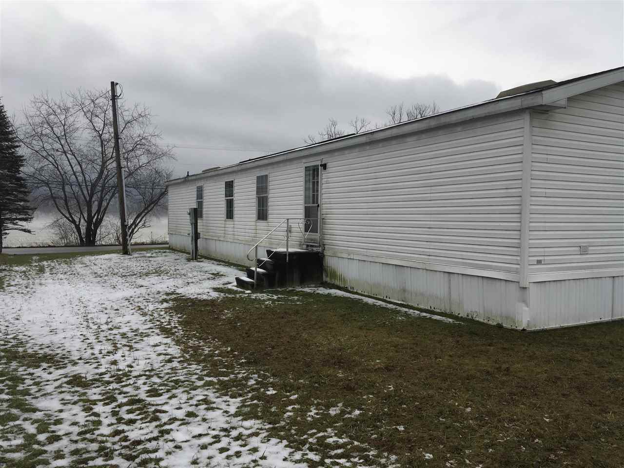 2005 Redman Oakcrest. 3 bedroom, 2 full baths....