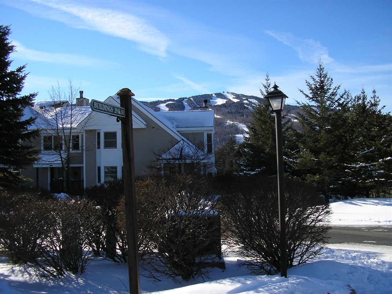 Beautiful Greensprings (newer) town home with...