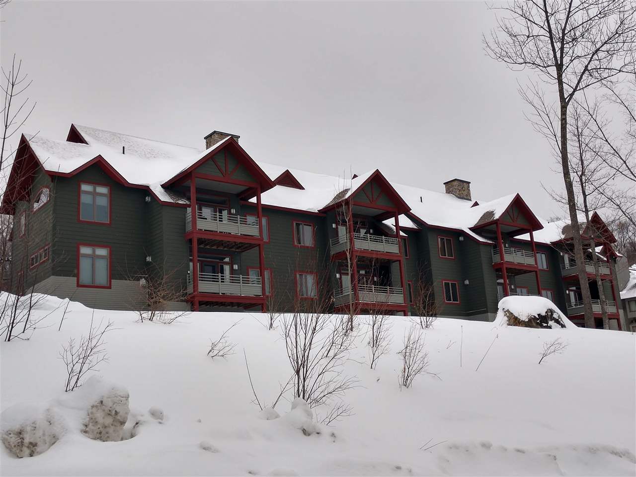 This beautiful three bedroom three bath ski in...