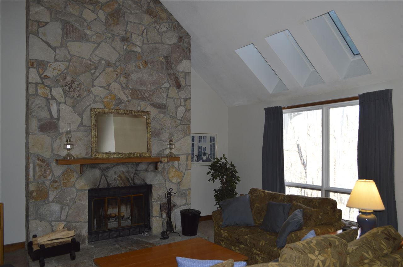 TRAILSIDE 3 bedrooms with cathedral ceiling and...