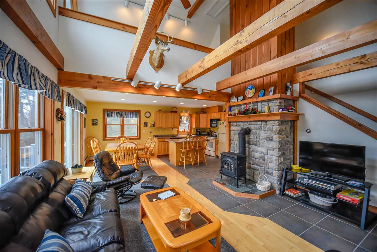 Beautiful 2001 home just a short drive from Mount...