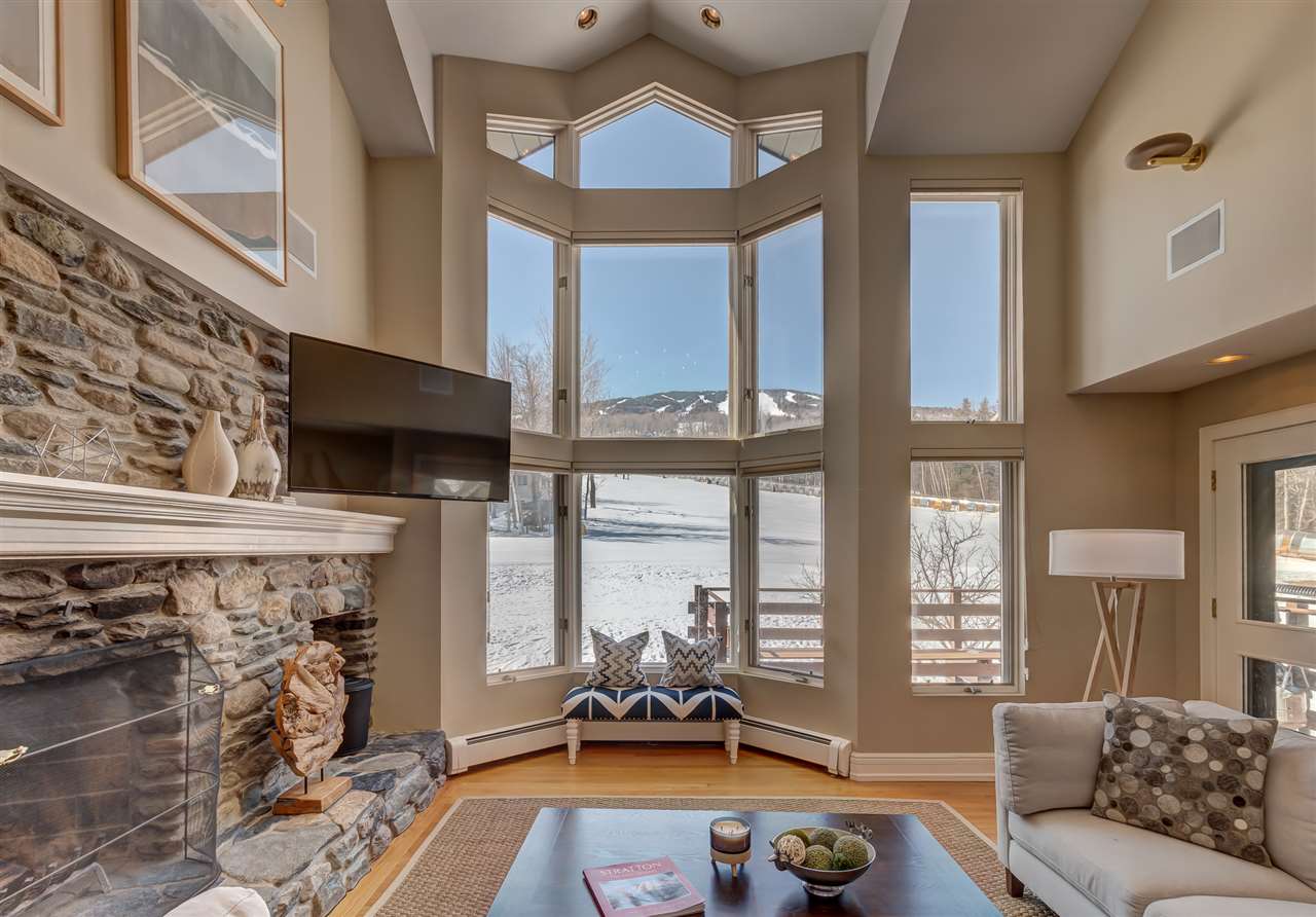 This unique and desirable Mountain Reach townhome...