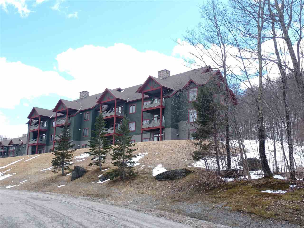 This beautiful 3-bedroom 3-bath single story end...