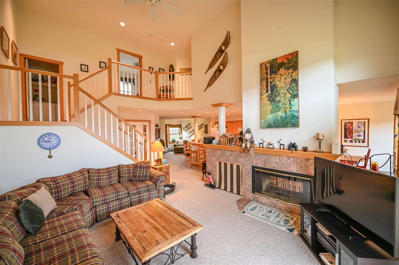 Beautiful newer style Greenspring unit with...