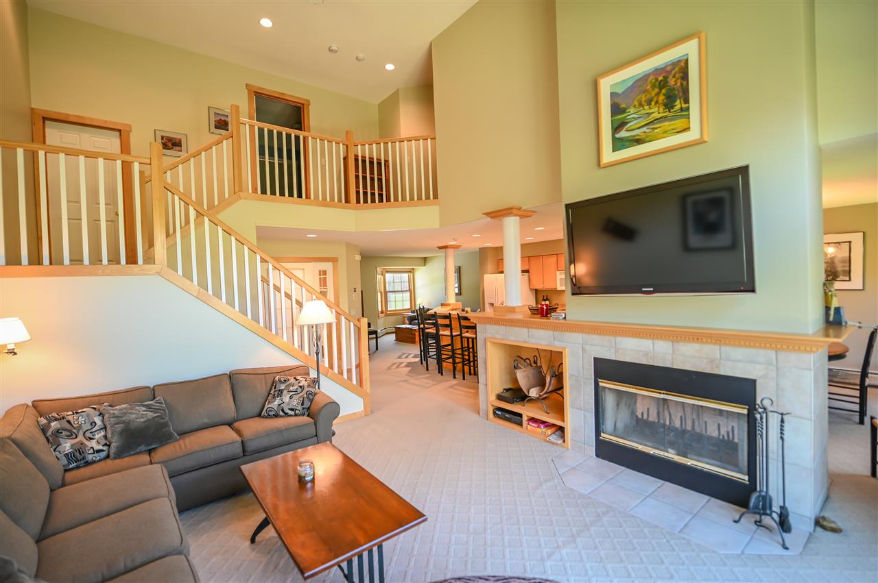 Beautiful newer style Greenspring unit with...
