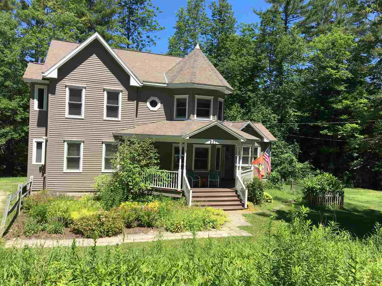Well maintained and comfortable 4 bedroom, 4 1/2...