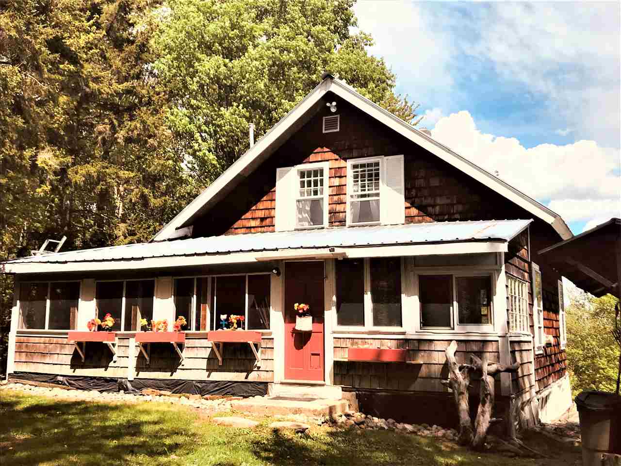 Sweet and secluded cozy cottage surrounded by...