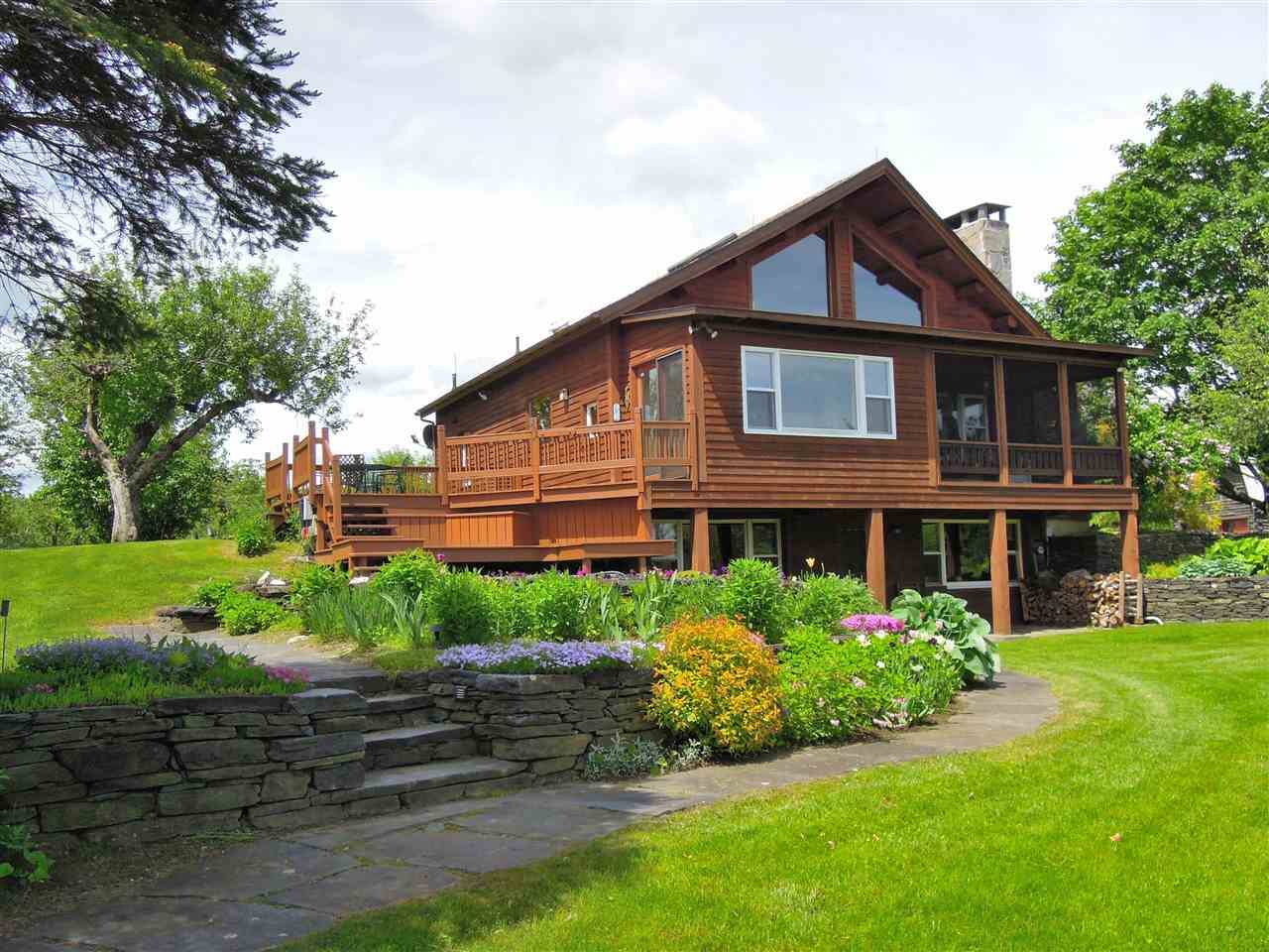 Tranquil home in a peaceful location! This...
