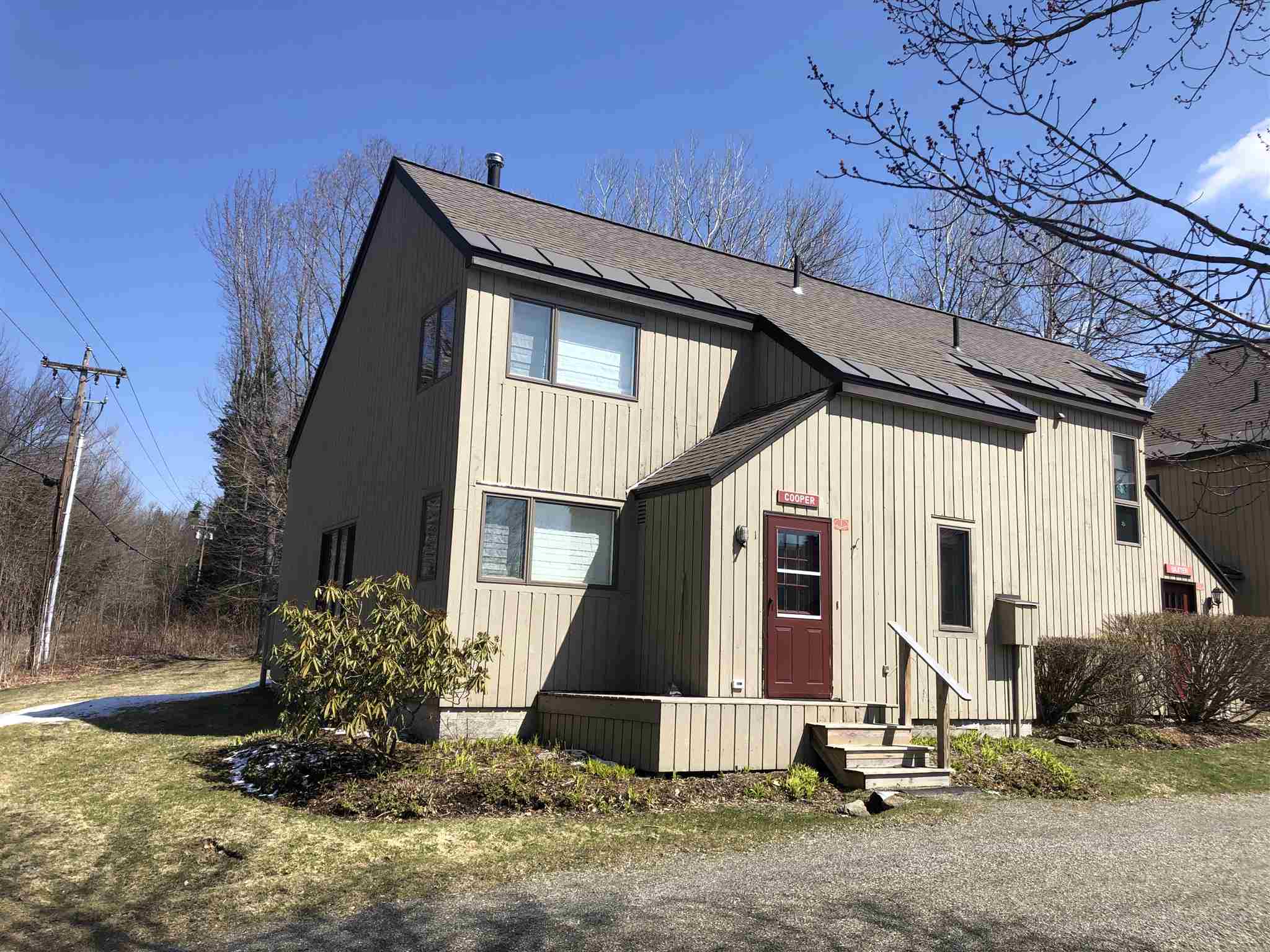 Corner townhouse at well-established townhouse...