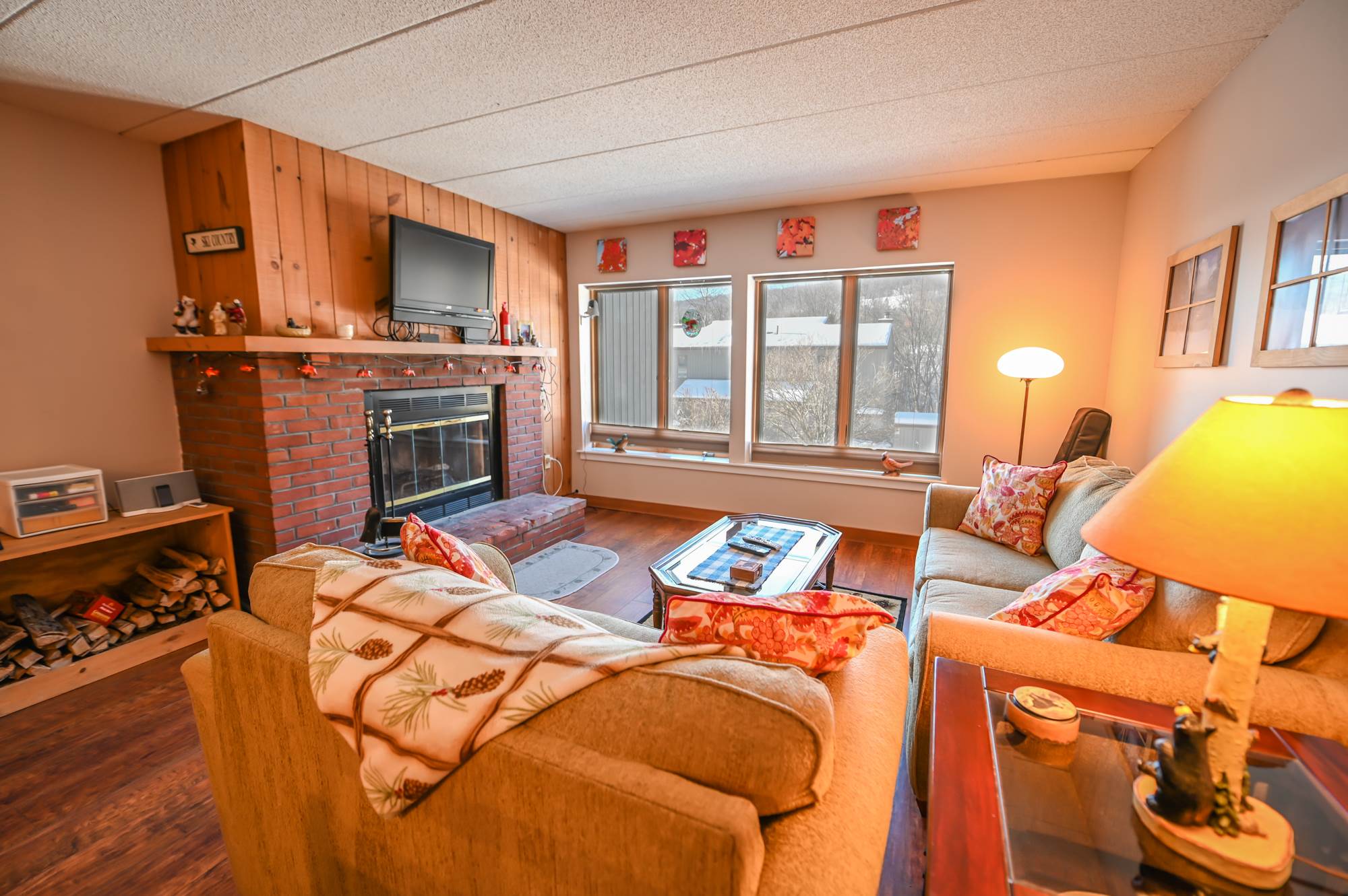 Beautifully maintained and updated Snowtree condo...