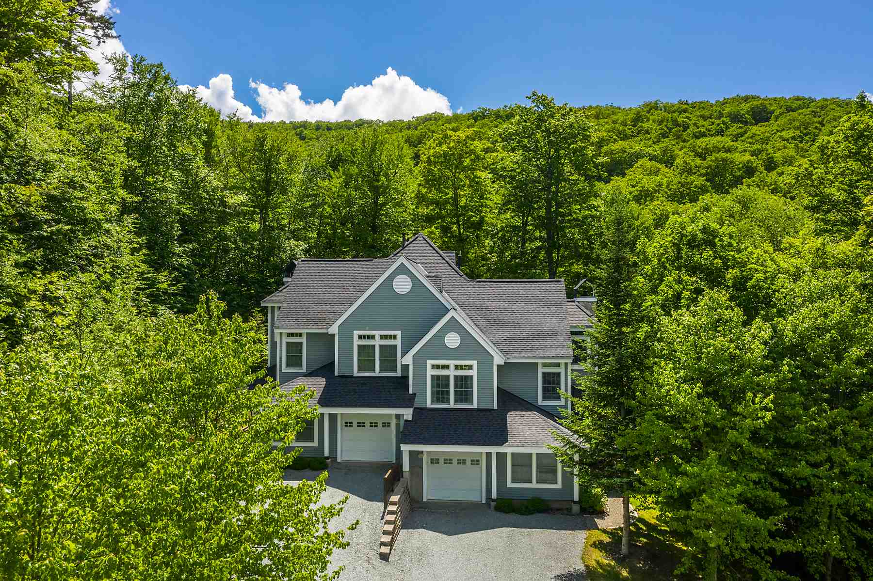Beautifully renovated ski on and off Snow Bridge...