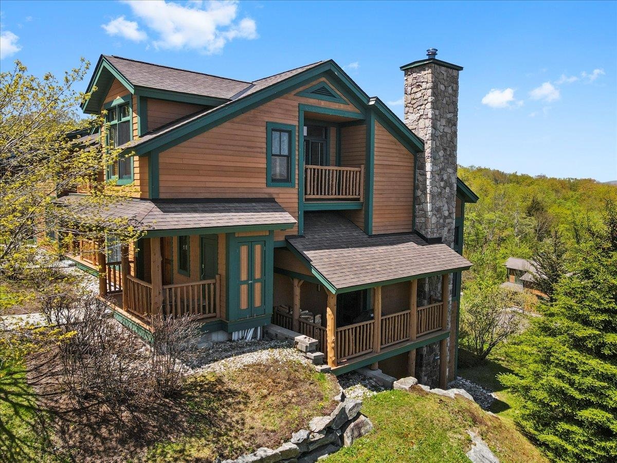 LUXURY Mountainside Townhome with rustic charm...