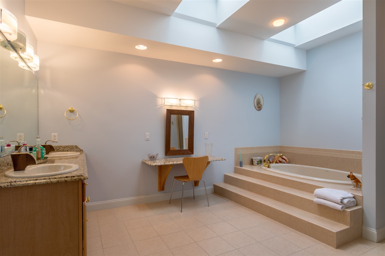 Second floor full bath with Jacuzzi tub and shower 11670847