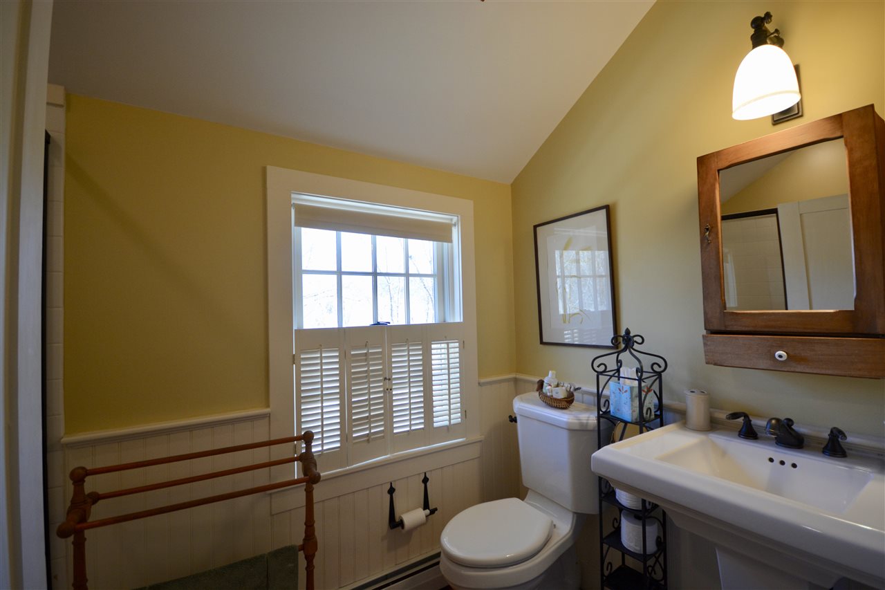 Guest Bath 2 11691518