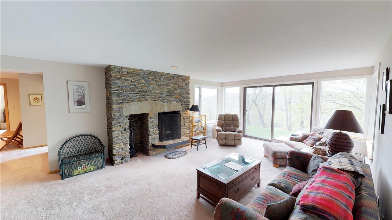Family room w/ fireplace 11875346