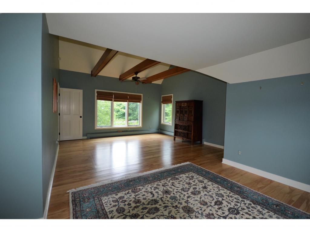 Spacious Mudroom 11870521