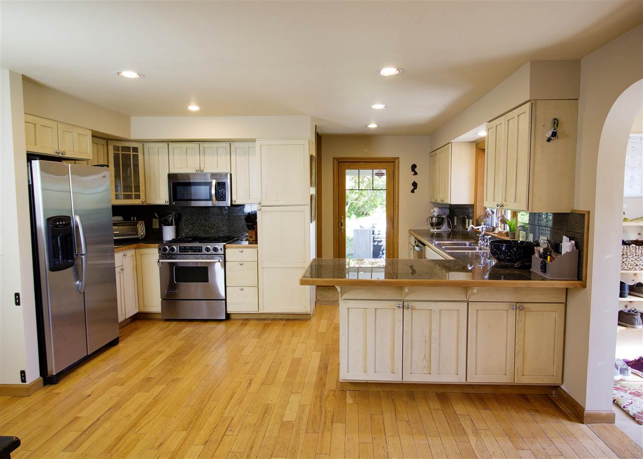 Large Kitchen 12039241