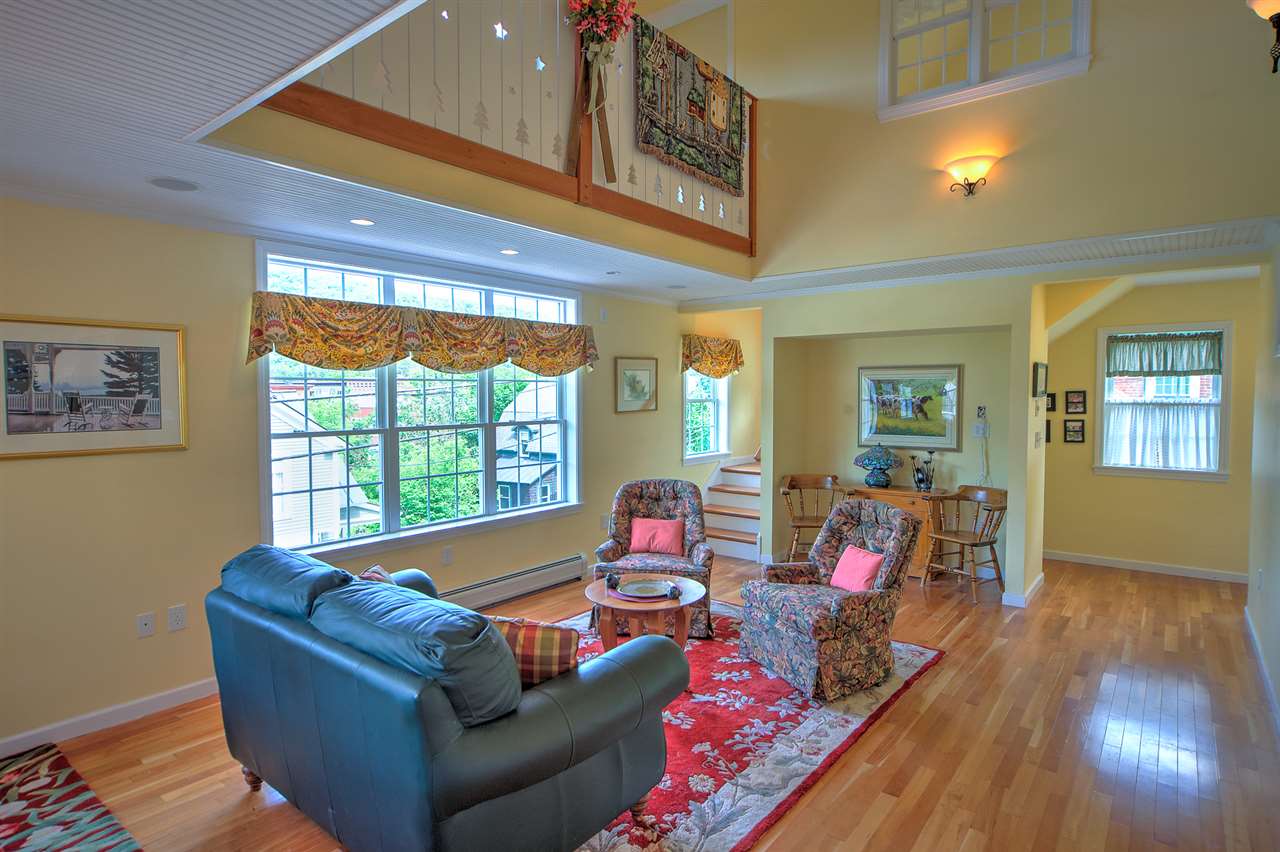 Open and Spacious Living/Dining 12149002
