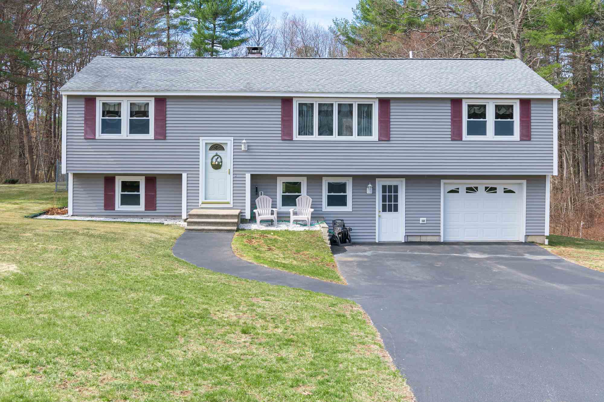 9 Bunker Hill Drive Londonderry, NH Photo