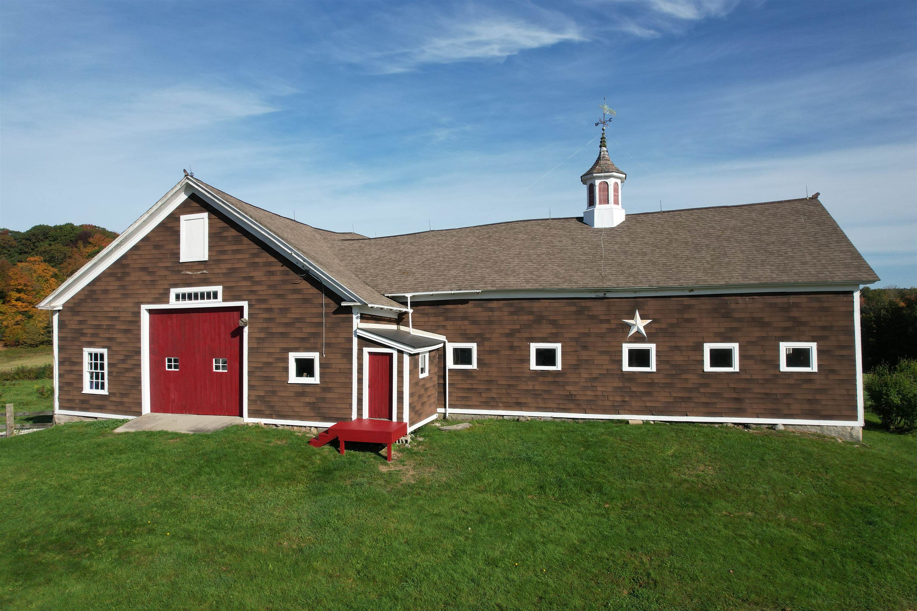 4100 sq.ft. barn w/loft, 5 horse stalls.