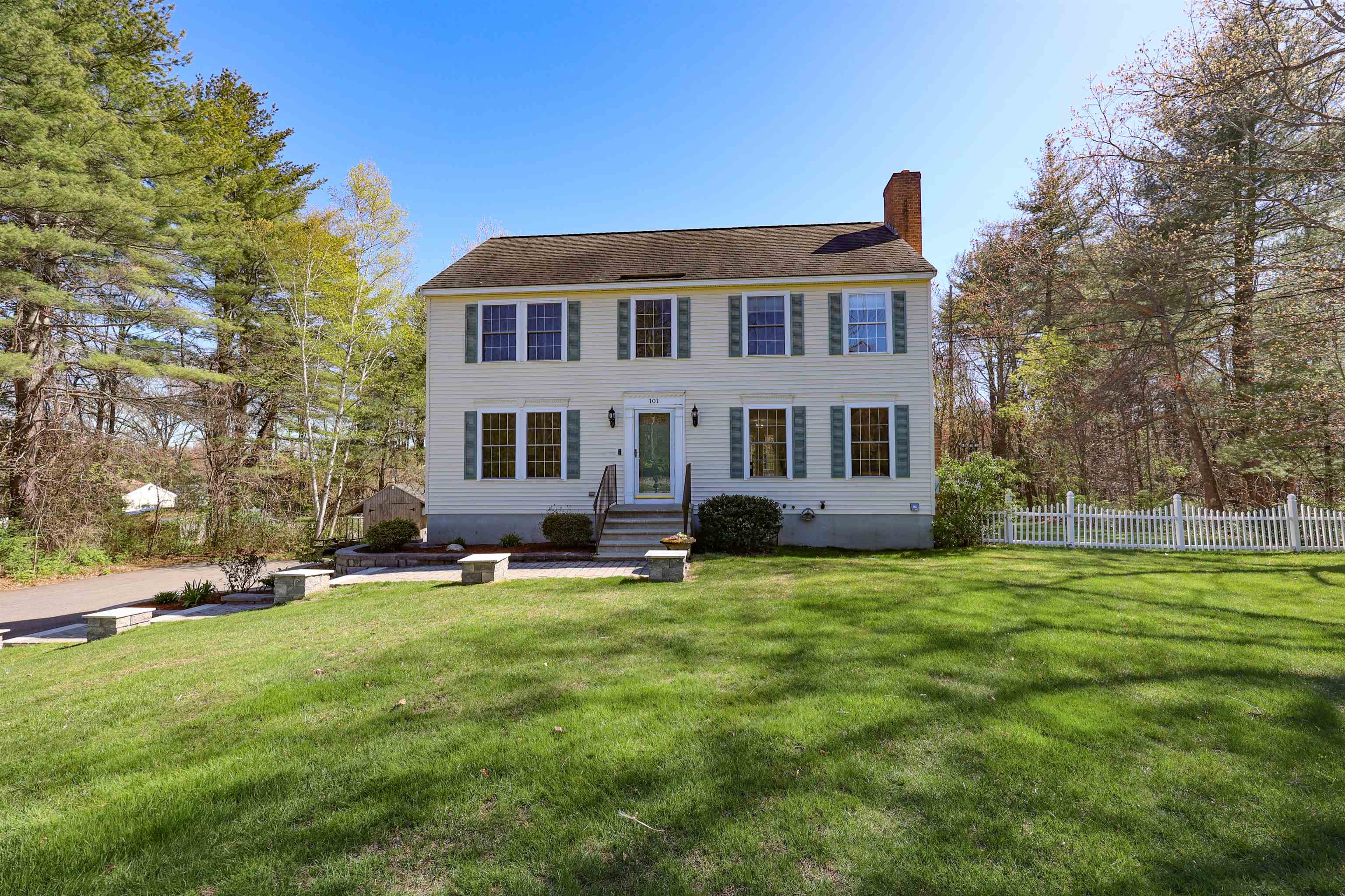 101 Litchfield Road, Londonderry, NH 03053