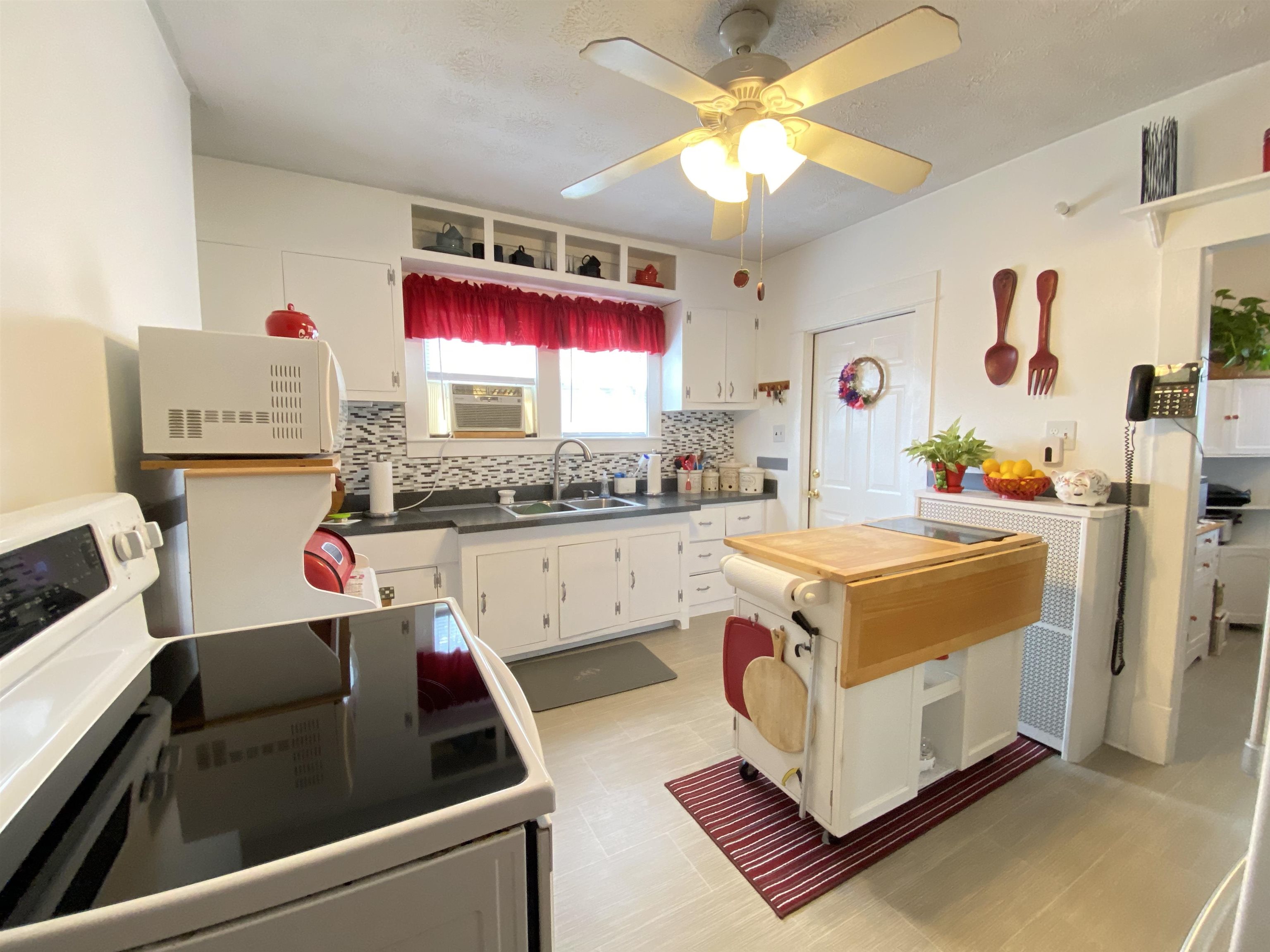 Kitchen with lovely decor - ceiling fan