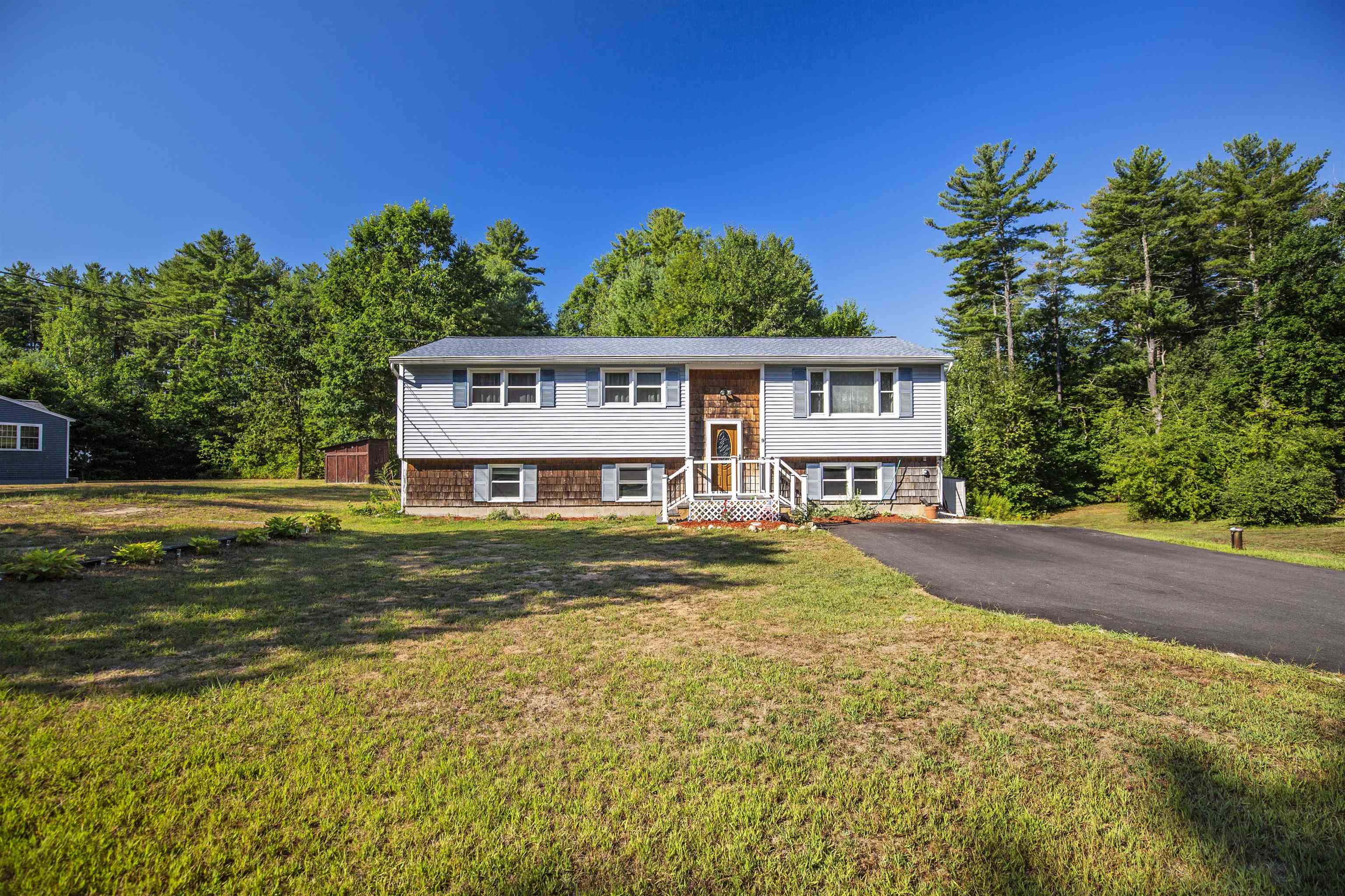 9 Meadow Drive Londonderry, NH Photo