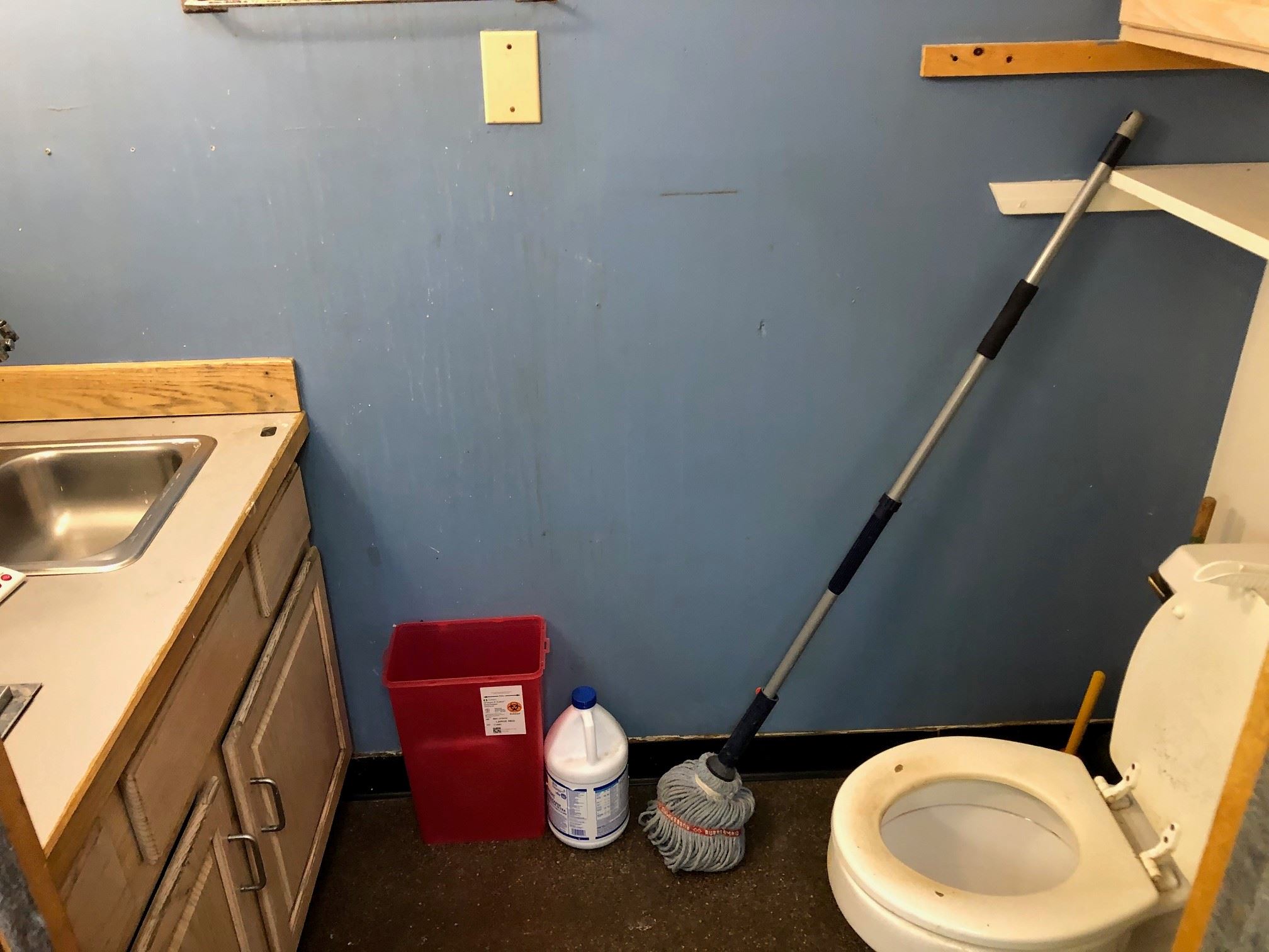 staff lavatory at south end of Lab