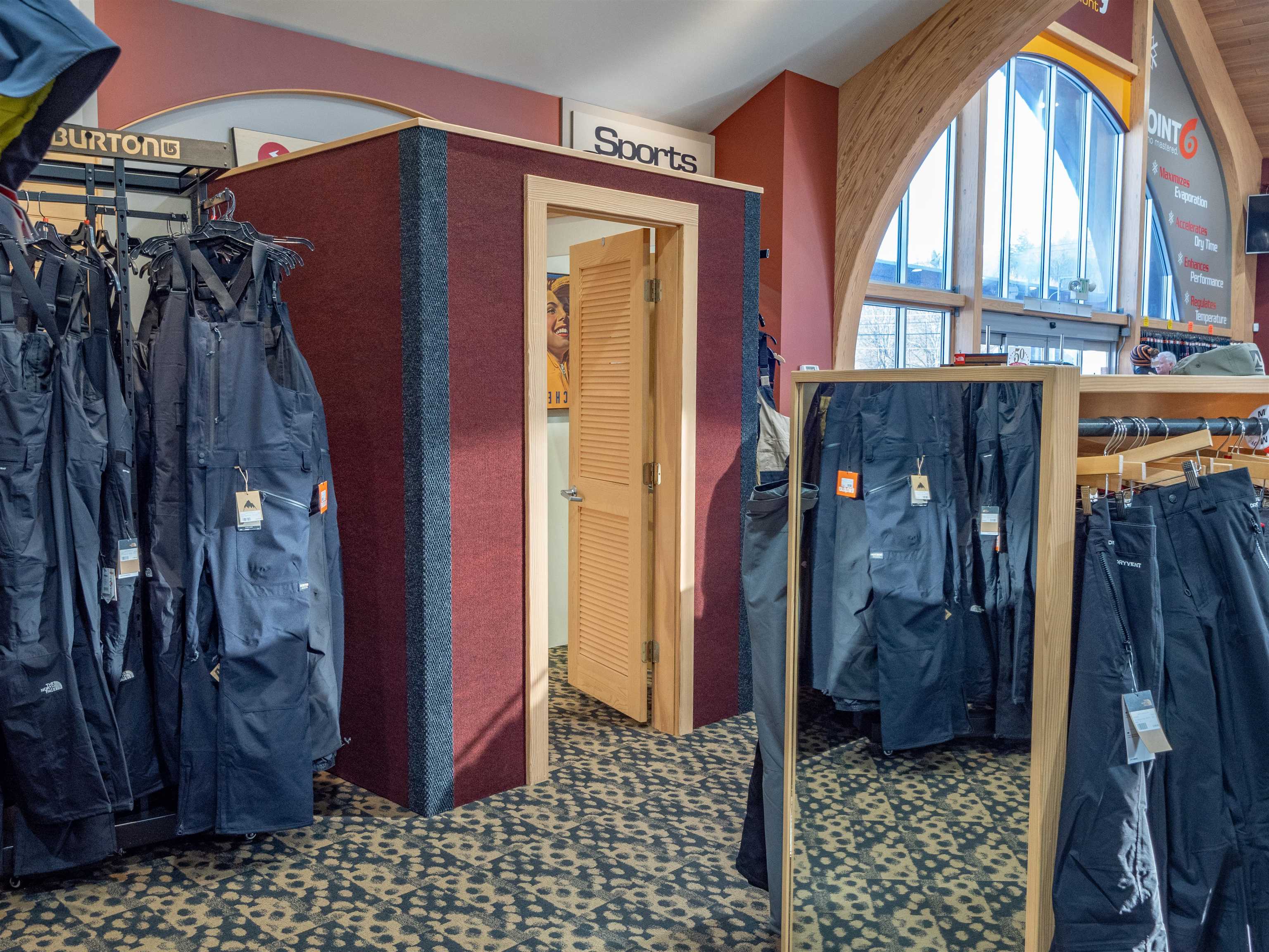 CONFIGURABLE AND MOVABLE FITTING ROOMS