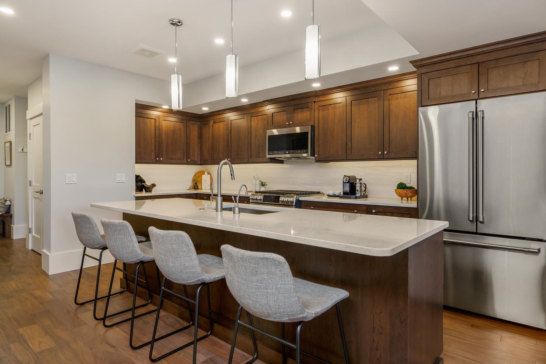 Well Designed Kitchen w/ample seating