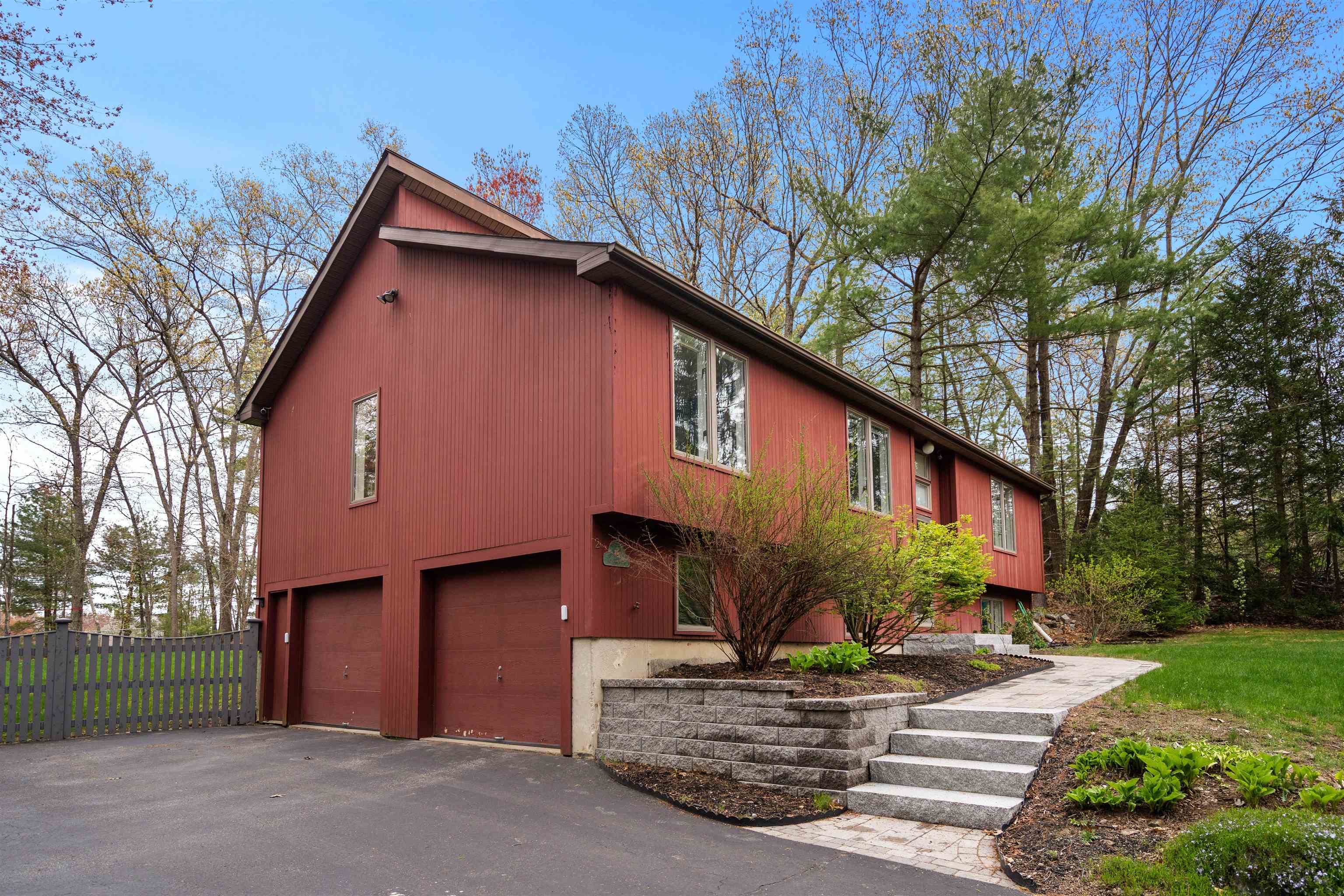 2 Hilindale Drive, Hudson, NH 03051