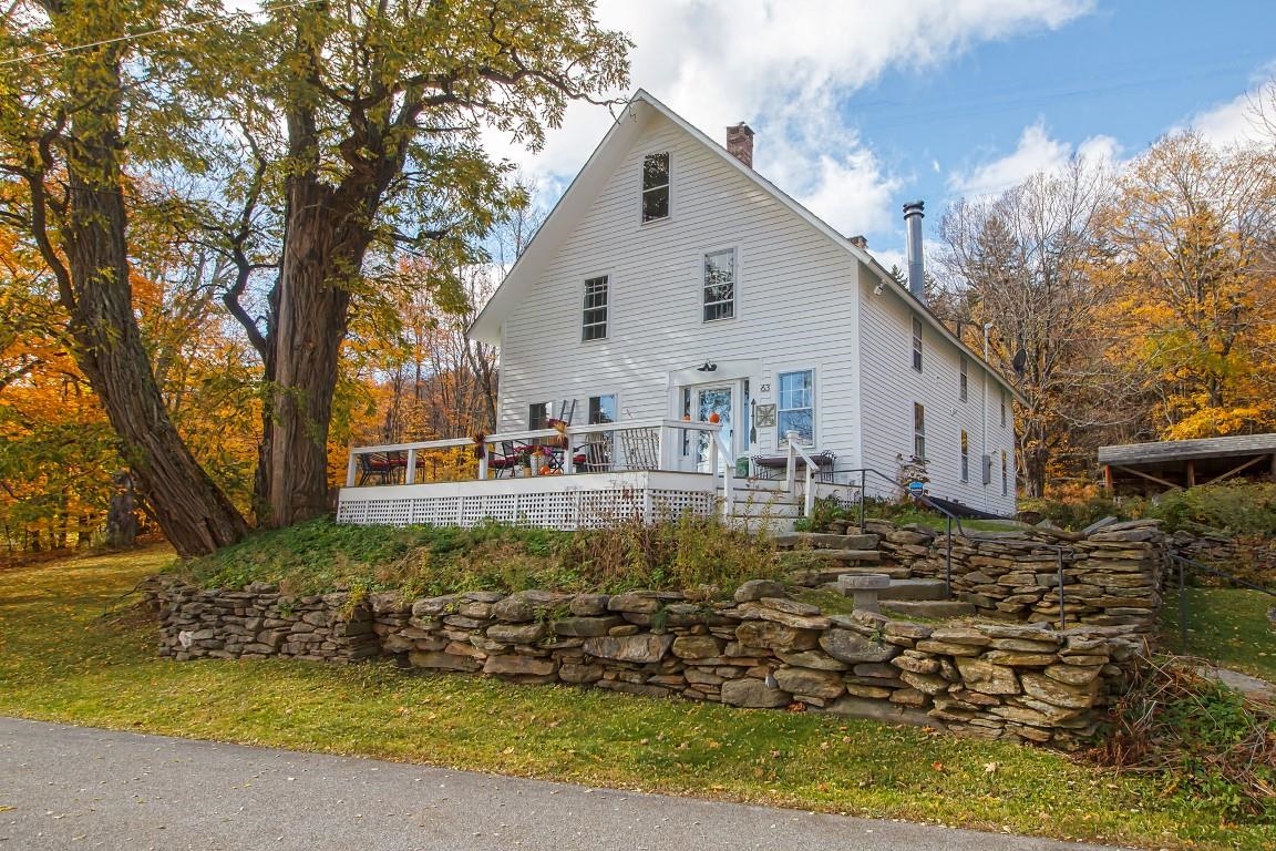 This 3 bedroom period post and beam farmhouse has...