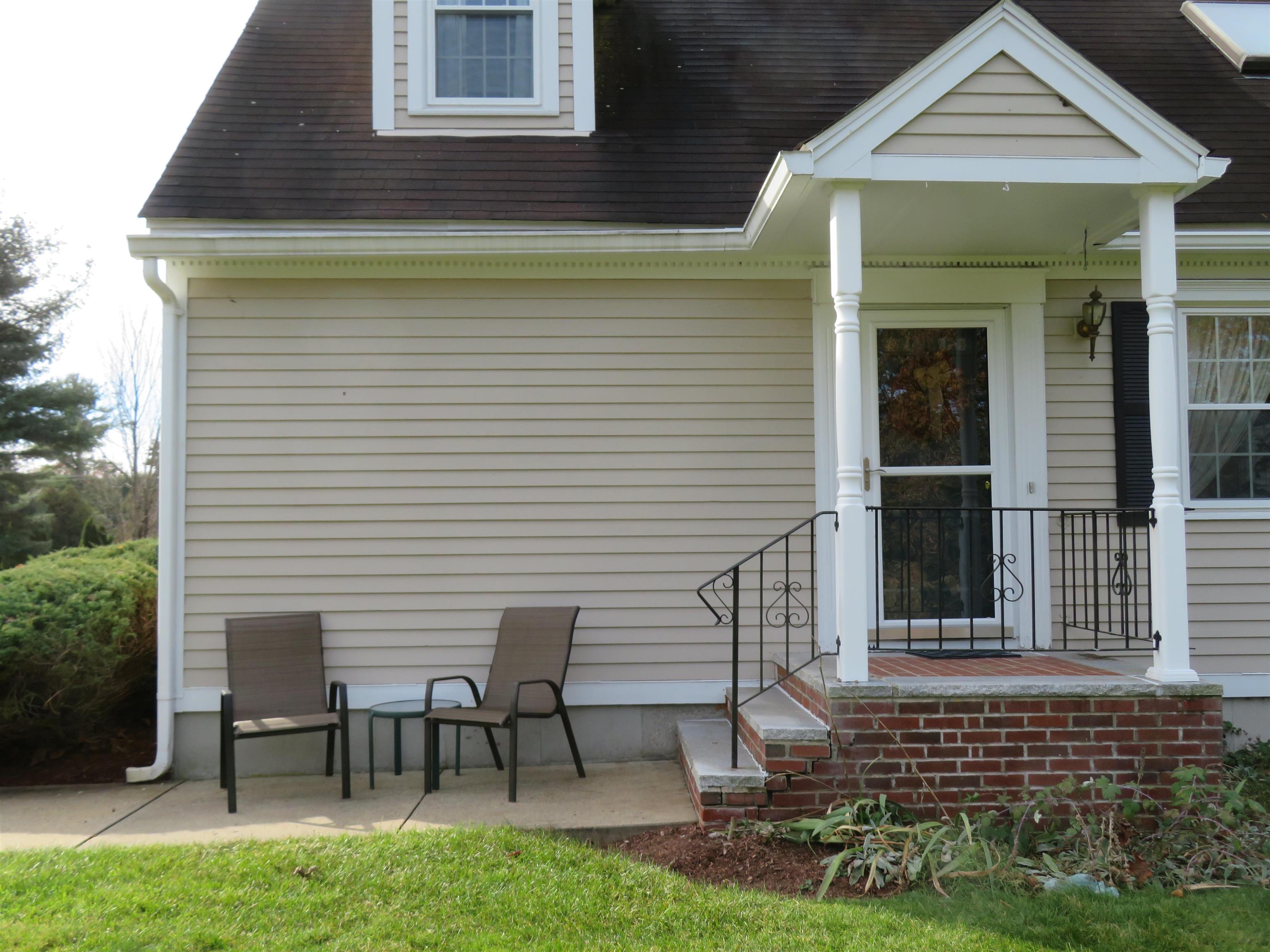 For Sale 53 Cadogan Way, Nashua, NH 03062 3 Beds / 1 Full Bath / 2 3