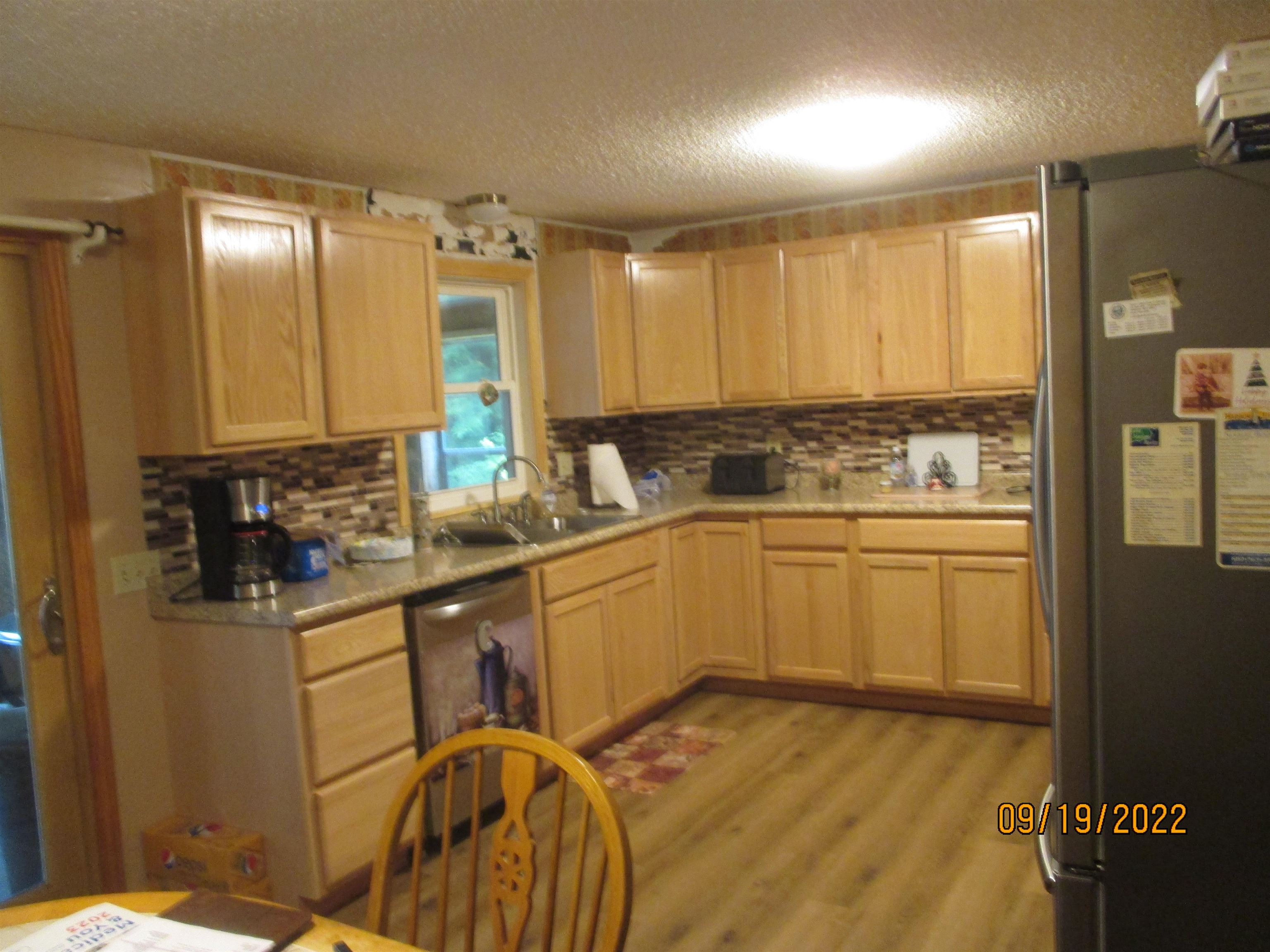 Kitchen - ample cupboards & counter space